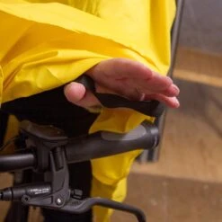 Lowland Fietsponcho Geel -Outdoorkledingwinkel fietsponcho geel3